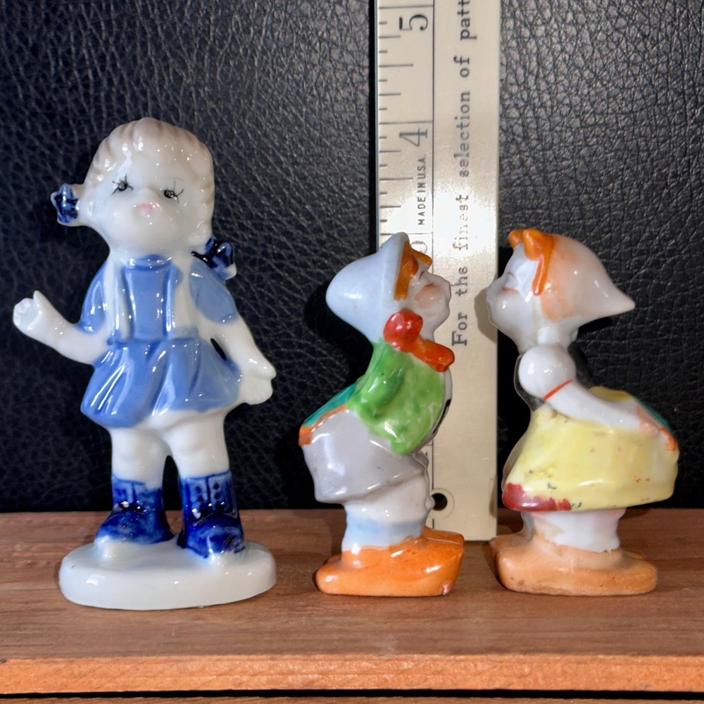 VTG Kissing Dutch Boy & Girl Figures - Porcelain Skating Blue Girl 3 & 4.25” - Picture 7 of 9